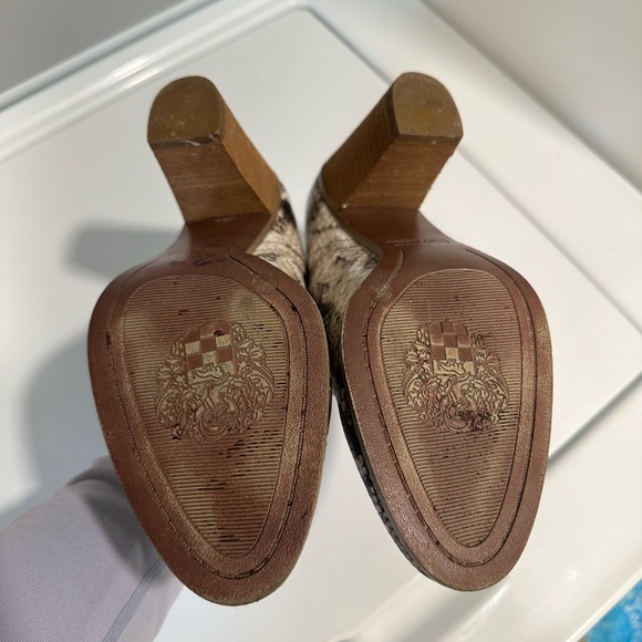 Women’s Vince Camuto snake skin booties. - Picture 3 of 5